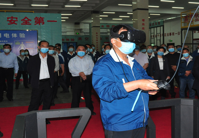 数百名公司先进员工在集数字、信息、电子、模拟于一体的智能清静体验馆举行模拟场景、事故模拟亲自体验